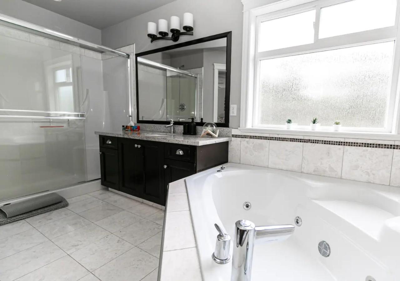 Bellamy Manor Large Home With 5Beds! In Langford Victoria Extérieur photo